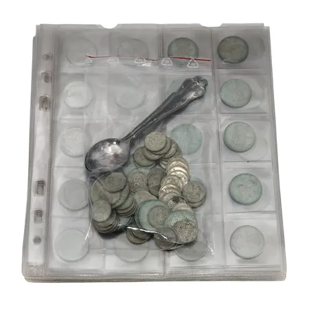 Diverse svenska silvermynt 40 %, 2 skedar i silver, 830/1000, total finvikt cirka 235g Vikt: 235 g