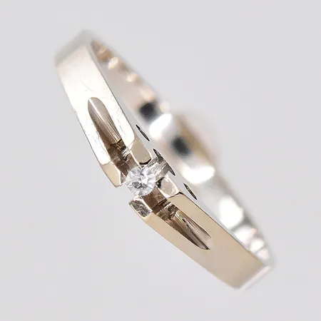 Ring, vitguld, diamant 0,02ct enigt gravyr, stl 16½, 18K Vikt: 2 g