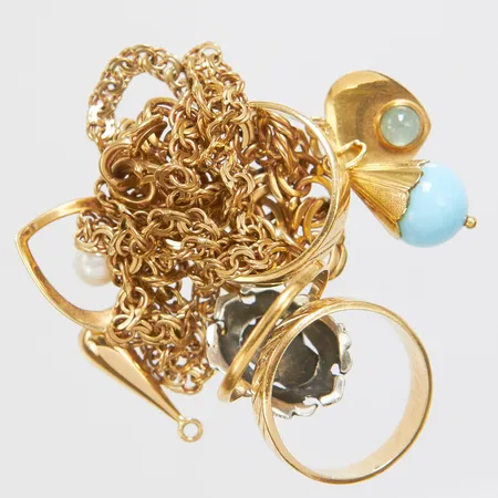 Diverse guld, skadat, saknar stenar, personliga gravyrer, glas, 18K, bruttovikt 29,5g Vikt: 29,5 g