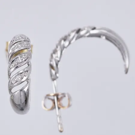 Ett par örhängen med diamanter ca 8x0,005ct åttkantslipade, längd: ca 1,4cm, bredd: ca 4mm, vitguld, stoppers i gult guld, 18K Vikt: 1,8 g