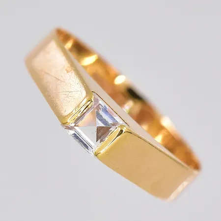 Ring, stl 16¼, naggad vit sten, 18K Vikt: 1,5 g