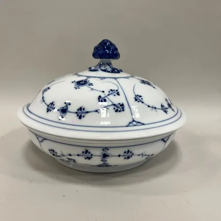Terrin med lock, musselmalet, Royal Copenhagen, nummer 1/397 28x, Ø 24cm, höjd ca 6cm, lock nr 24, nagg, porslin, bruksslitage  Skickas med postpaket.