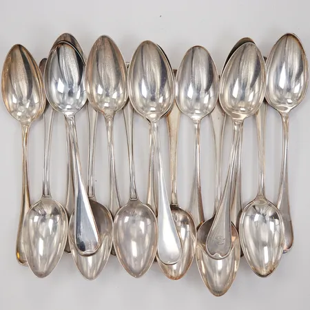 16 Bordsskedar, modell Svensk, längd 18-18,8cm, flertalet med gravyr, silver Vikt: 690 g