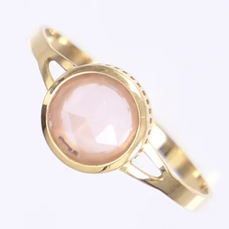 Ring med rosa sten, stl 18¼, bredd 1,5-8mm, sten något lös i fattning, GHA, 18K Vikt: 1,1 g