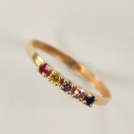 Ring med färgstenar, stl 19¾, bredd 2-3mm, 18K Vikt: 0,7 g