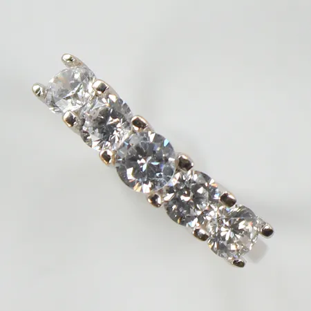 Ring med vita stenar, stl 15½, bredd 1-3mm, vitguld, gravyr, 14K, bruttovikt 2,9g 