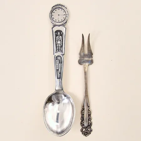 Diverse silverbestick, gravyr, silver 830/1000 Vikt: 43 g