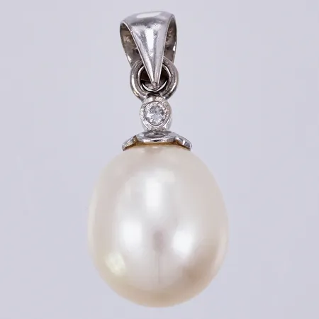 Hänge med odlad pärla och diamant ca 1x0,02ct, längd: ca 2cm, bredd: ca 9mm, vitguld, 18K Bruttovikt 1,8g 