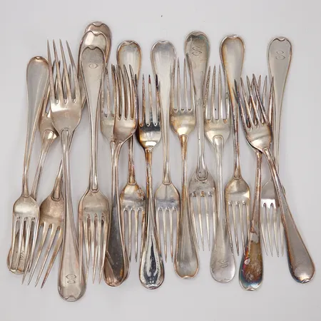 18 Gafflar, modell Svensk, längd 18-21,5cm, flertalet med gravyr, silver Vikt: 773,5 g