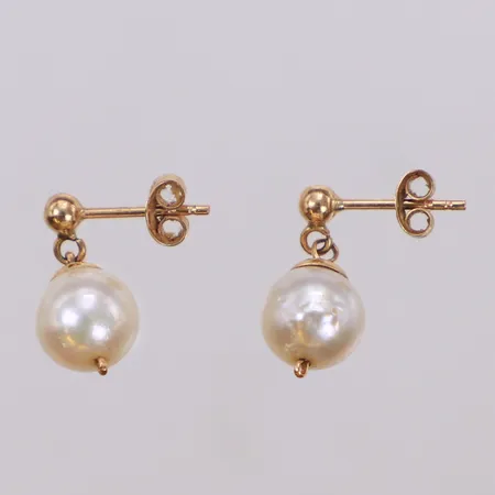 Ett par örhängen med odlade pärlor Ø7,6mm, längd 15,8mm, 18K  Vikt: 2 g