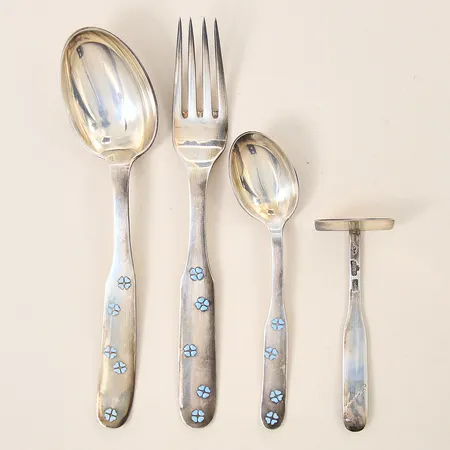 Barnbestick med emaljdetaljer, 4st delar, A. Michelsen, Danmark, silver 925/1000 Vikt: 100,7 g