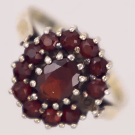 Ring med granater, stl 16¼, bredd 1,8-14,4mm, sliten förgyllning, skev, en sten saknas, silver 925/1000 Vikt: 3,8 g