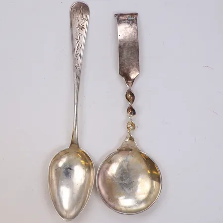 2 skedar, längd 21cm, respektive 19cm, något skeva, gravyr 830/1000 silver Vikt: 90,7 g