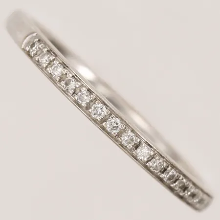 Ring, halvallians, 15 x ca 0,005ct, stl: 16¾, 18K vitguld Vikt: 1,8 g