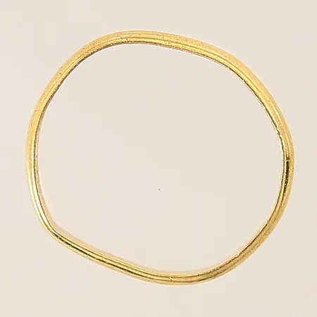 Ring, bucklig, gravyr, 23K  Vikt: 3,3 g