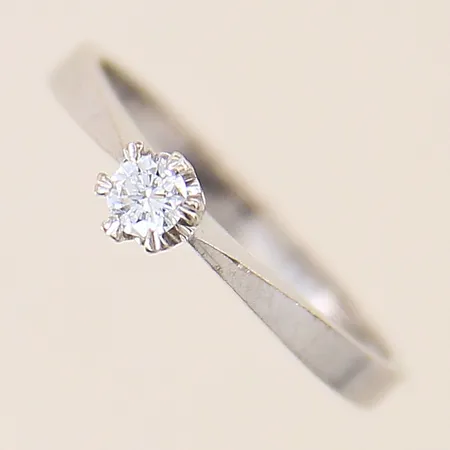 Ring med diamant ca 0,11ct, stl 16¾, bredd 2-4mm, vitguld, 18K  Vikt: 2,3 g