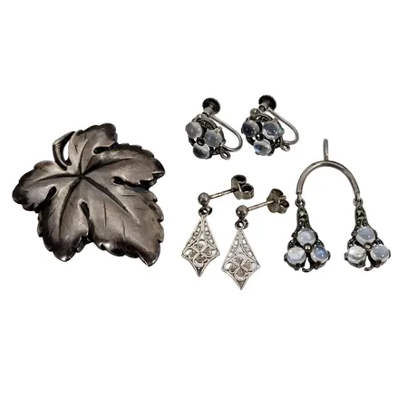 Smycken, silver, bl.a. Brosch, längd 44,5 mm, bredd 34 mm, tillverkare TEKA, månstensliknande stenar, Markasiter, samtliga stenar i behåll Vikt: 10,7 g