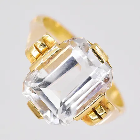 Ring med vit sten, stl 17½, bredd ovandel 13,2mm, 18K Vikt: 4,7 g