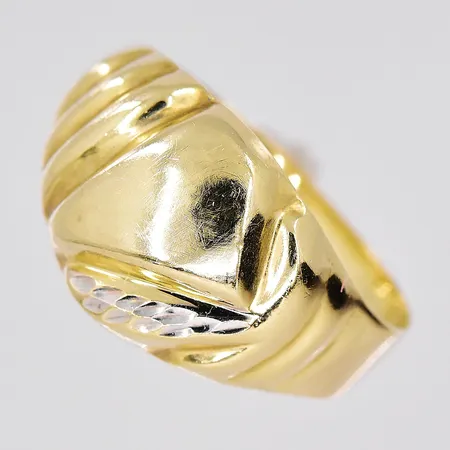 Ring, stl 19½, bredd ovandel 12,6mm, ihålig, skev skena, 14K Vikt: 2,3 g