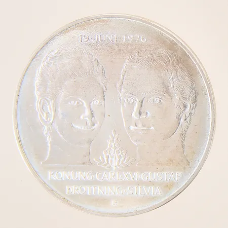 Minnesmynt, Konung Carl XVI Gustaf Drottning Silvia, 19 juni 1976, Ø36mm, nominellt värde 50kr, plastetui, silver 925/1000 Vikt: 26,9 g