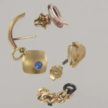 Guld 18k 2,4/14k 0,8 gr/orensad tand 2,5 gr Vikt: 5,7 g
