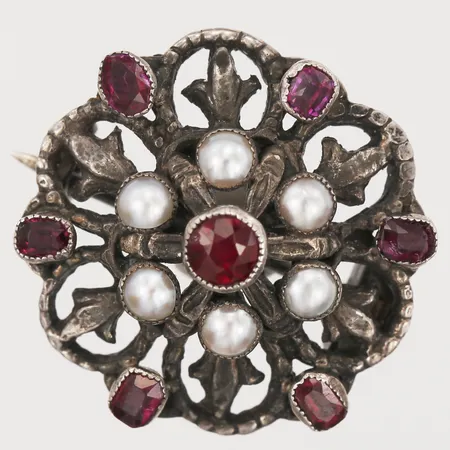 Brosch med pärlor samt röda stenar, Ø21 mm, silver. Vikt: 4,6 g