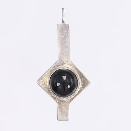 Hänge med svart sten, 39x18mm, tillv. Torun Hopea, Åbo, Finland, silver 813/1000 Vikt: 3,4 g
