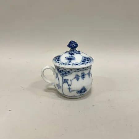Crèmekopp med lock, musselmalet, Royal Copenhagen, nummer 1/743-744, höjd inkl lock ca 10cm, porslin  Skickas med postpaket.
