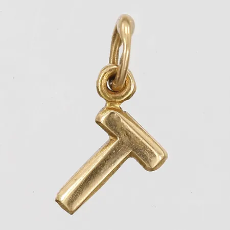 Ett hänge, bokstaven T, ca 5mm, 18K guld.  Vikt: 0,4 g