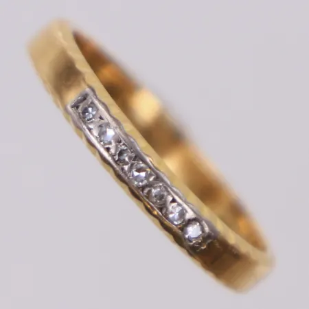 Alliansring med åttkantslipade diamanter ca 0,05ctv, stl 16½, gravyr, 18K Vikt: 2,5 g