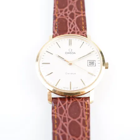 Herrur Omega Genéve, manuell, ca 34mm, 18k, gravyr bakboett