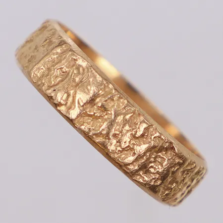 Ring, stl 23¼, bredd 7mm, mönsterdekor, 18K  Vikt: 9,4 g