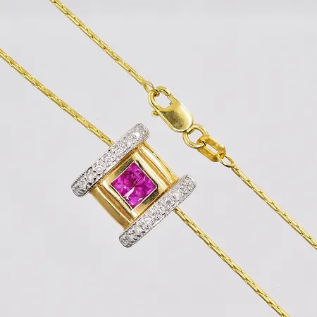 Kedja med hänge, diamanter ca 0,10ctv, röda stenar, ca 12x13mm, 14K Vikt: 6,2 g