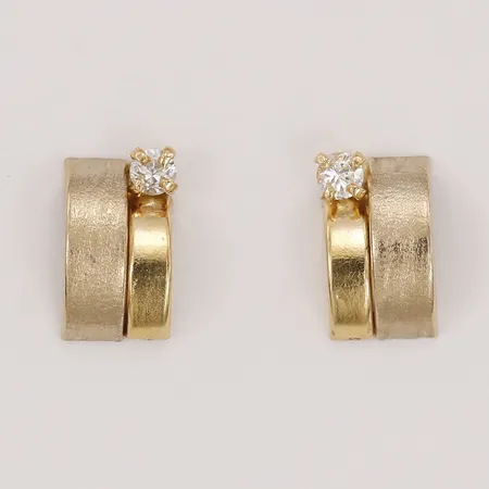 Ett par örhängen med vita stenar, höjd: 8,5 mm, bredd: 5 mm, en snurrebuss saknas, 18K guld. Vikt: 0,7 g