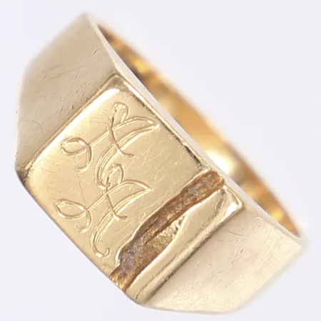 Klackring, monogram AA och hamrad detalj, stl 19¼, bredd 2,5-10mm, repig, 14K Vikt: 6,8 g