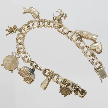 Armband Bismarck, nio berlocker, längd ca 19,5cm, bredd 8,5-28mm, slitage, silver Vikt: 29,5 g