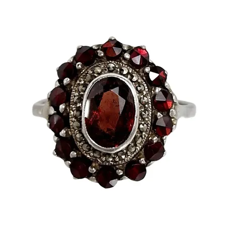Vintage Ring, silver 835/1000, Granater, Markasiter (samtliga i behåll), Ø17½ mm, skena bredd 1,8 mm, dekor 16x14 mm, stenar utan anmärkning, svensk kontroll/importstämpel på skenans utsida, fint skick  Vikt: 3 g