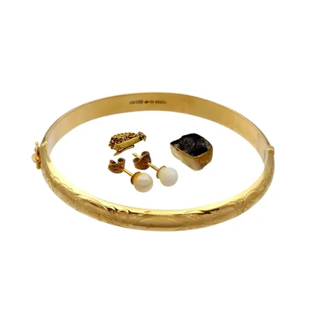 Diverse guldsmycken, guldtand, defekter, cirka 18K, bruttovikt 17,6g Vikt: 17,6 g