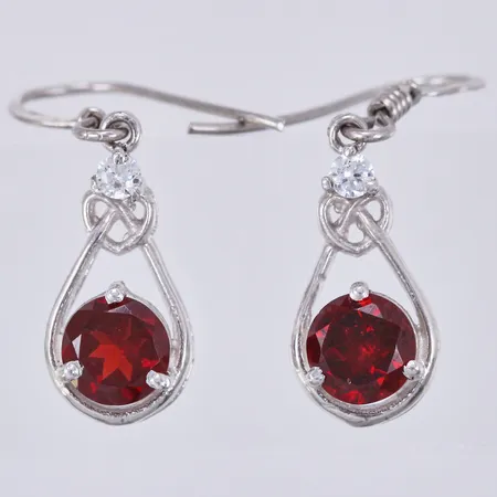 Ett par örhängen med stenar, längd: ca 3cm, bredd: ca 8mm, 925/1000 silver  Vikt: 2,6 g
