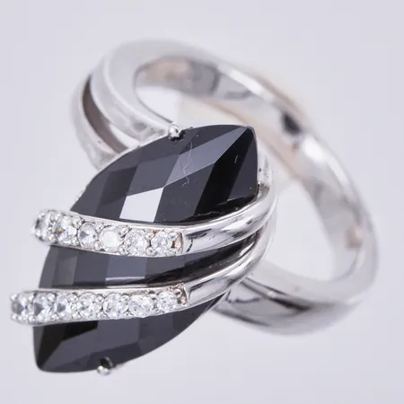 Ring med stenar, stl: ca 17¼, bredd: ca 3-21mm, 925/1000 silver  Vikt: 8,4 g