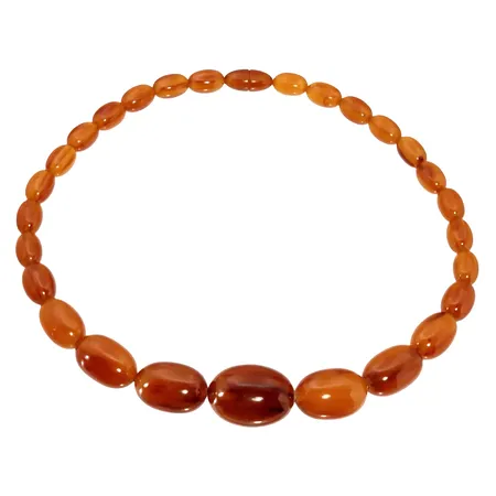 Äldre Bärnstenscollier, doserad modell, längd 47,5 cm, bredd 9-21 mm, olivformade Bärnstenar (orange ton), någon naturlig inneslutning, största stenen längd 28,5 mm, skruvlås, samtliga stenar utan anmärkning, fint skick, vikt omkring 54 gram