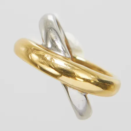 Ring, Ø15½, bredd: 5-10,5mm, tvåfärgad, några djupare repor samt mindre hack, 18K Vikt: 5,9 g