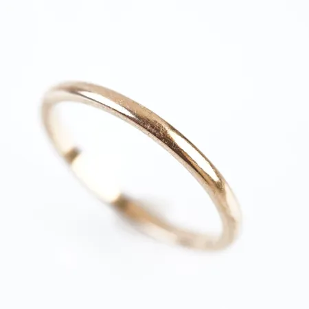 Ring, stl 17(53), bredd 1,5mm, 18k, sliten gravyr Vikt: 1,8 g