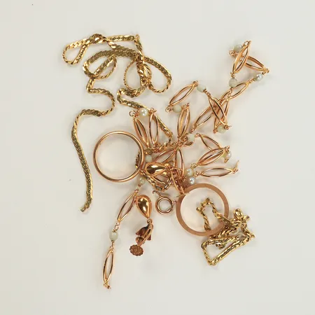 2 ringar, 1 par örhängen, halsband, halsband med pärlor, gravyrer, trasiga, saknar delar, 18K 21,5g totalt