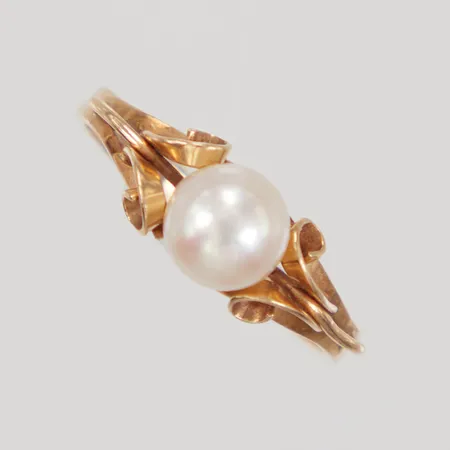 Ring med odlad pärla, stl 17¾, bredd 2,2-6,7mm, pärlans Ø6,6mm, 18K,  Vikt: 2,7 g