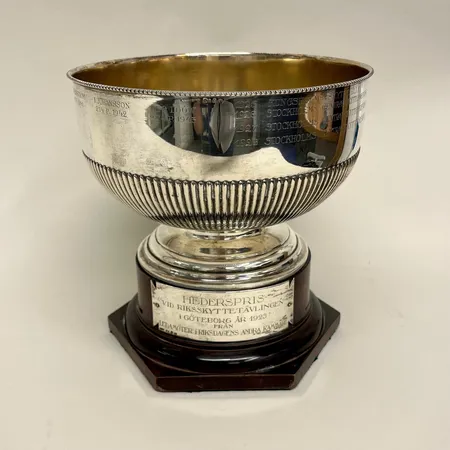 Prispokal, Riksskyttetävlingen Göteborg 1923, gravyr, träsockel, Hallberg, 830/1000 silver. Silvervikt 570,3g Vikt: 570,3 g