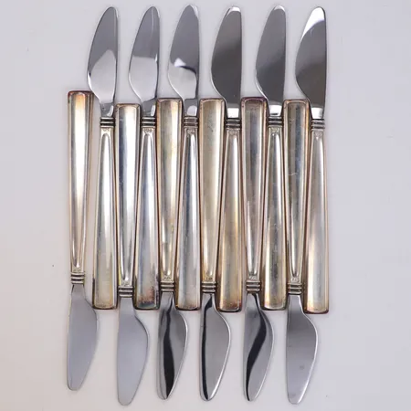 12 Knivar, längd 16,5cm, blad i rostfritt stål, gravyr, silver 830/1000 Vikt: 380,3 g