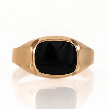 Klackring i 18K guld med svart sten. Den är i storlek 21¼, är 3 - 11 mm bred och väger 2,4g. 18K & kattfot. 
