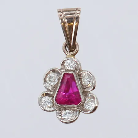 Häng med triangelslipad Rubellit ca 0,40ct, rosa turmalin, samt briljantslipade diamanter 6 x ca 0,02ct, 19x10mm ink ögla, Rubellit med något slitage på fasettkanter, vitguld 18K.  Vikt: 1,4 g