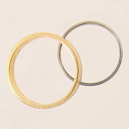 Ringar 2st, tvåfärgad, gravyr, slitna, 18K  Vikt: 7,8 g